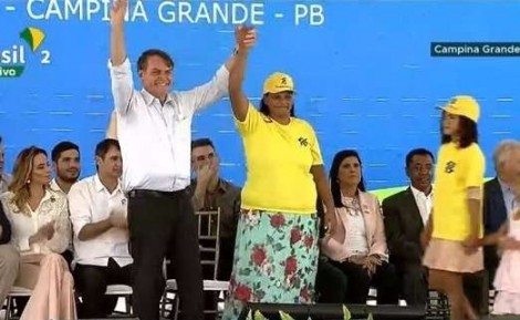 Bolsonaro é ovacionado e dá grito tribal na Paraíba (veja o vídeo)