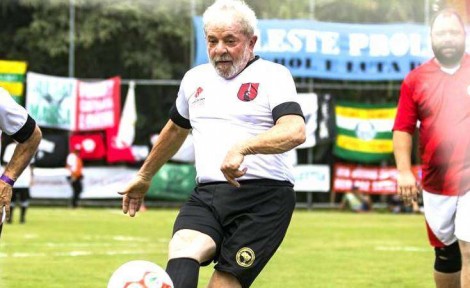 Lula não consegue nem jogar uma partida de futebol sem trapacear (veja o vídeo)