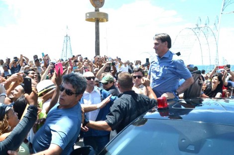 Bolsonaro aparece de surpresa e é aclamado no Farol da Barra, em Salvador (veja o vídeo)