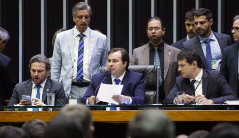 A Câmara, atuando contra o país, libera deputado flagrado em escabroso esquema de corrupção