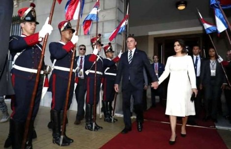 Bolsonaro e Michelle participam de posse no Uruguai e Osmar Terra se manifesta sobre canalhice da IstoÉ (veja o vídeo)