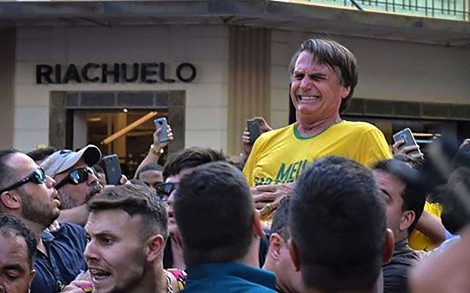 Jair Bolsonaro, no momento da facada