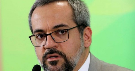 Weintraub divulga medidas para o combate ao coronavírus, mas não deixa de fazer chacota com o PT