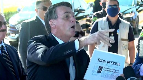 “CALA A BOCA!” O povão que elegeu Bolsonaro quer ver mentiroso tomando invertida