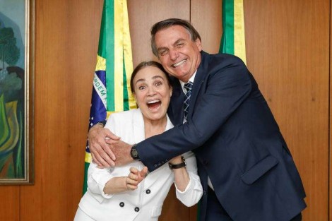 Regina Duarte deixa a Secretaria da Cultura, mas continua no governo (veja o vídeo)