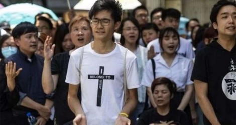 Perseguição a cristãos na China: Presos e obrigados a substituir cruz por fotos de comunistas