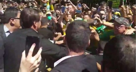 AO VIVO: Bolsonaro é recepcionado por calorosa multidão em MG (veja o vídeo)