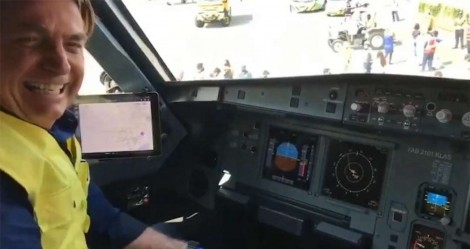 Bolsonaro comanda avião em Congonhas (veja o vídeo)