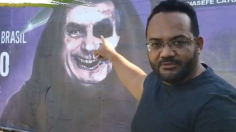 Na Bahia, advogado arranca outdoor de crime contra a honra de Bolsonaro: “Aqui tem direita” (veja o vídeo)