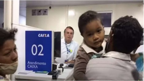 Bolsonaro vira “atendente da Caixa” e surpreende beneficiários do auxílio emergencial (veja o vídeo)