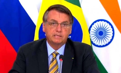 Bolsonaro vai para o enfrentamento e promete divulgar países que importam madeira ilegal da Amazônia