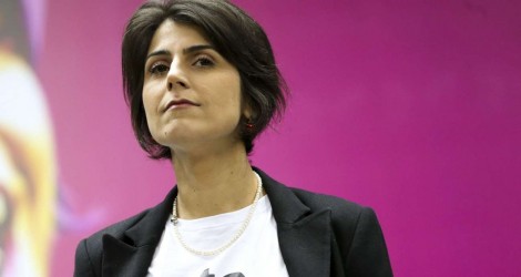 Em escancarada hipocrisia, Manuela faz postagens contraditórias e internautas não perdoam