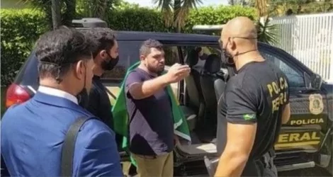 Oswaldo Eustáquio sendo preso