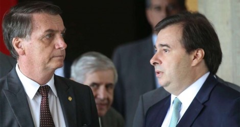 Nervoso, Maia sinaliza impeachment de Bolsonaro (veja o vídeo)