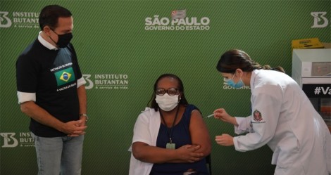 Doria foi, possivelmente, o único político do mundo a fazer fotografia ao lado do 1º vacinado (veja o vídeo)