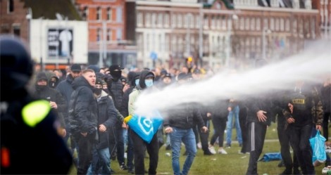 Povo vai às ruas na Holanda contra “toque de recolher”