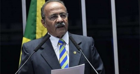 Após longa licença, apostando no "esquecimento", senador 'cueca' está de volta ao Senado