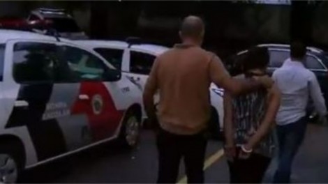 Mãe é presa por amarrar criança de 3 anos em barril (veja o vídeo)