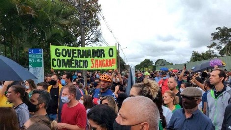 Povo inova em Brasília, faz Mega Carreata e protesto em frente a casa do Governador (veja o vídeo)