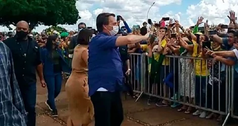 Jair Bolsonaro e apoiadores - Imagem: Reprodução/Facebook