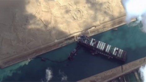 Canal de Suez entra no 5° dia bloqueado, Síria já raciona combustível e milhares de animais podem morrer nas embarcações paradas