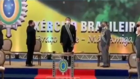 Generais “batem” continência a Jair Bolsonaro e mostram quem é o "comandante" (veja o vídeo)