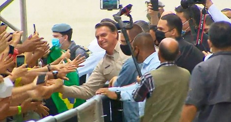 AO VIVO: Com recepção calorosa, Bolsonaro recebe o "Título de Cidadão Amazonense" (veja o vídeo)