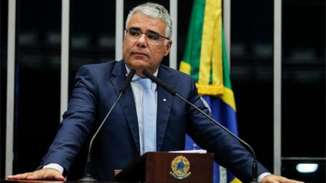 “A CPI está se transformando em palanque político em cima de 400 mil caixões de brasileiros que perderam vidas”, afirma senador