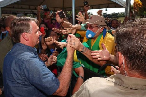 No Amazonas, Bolsonaro é aclamado pelo povo em feira livre (veja o vídeo)