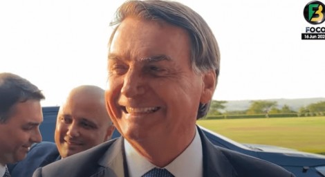 “As únicas obras que o PT concluiu foi em Angola. Em Cuba concluiu um porto maravilhoso também", ironiza Bolsonaro (veja o vídeo)