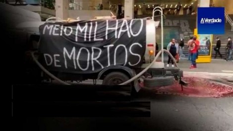 Protesto macabro: caminhão joga ‘tinta vermelha’ nas ruas de SP, simulando o sangue das 500 mil vítimas da covid (veja o vídeo)