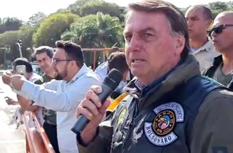 “No tapetão, não vão levar! Só uma coisa me tira de Brasília: é o nosso Deus”, afirma Bolsonaro (veja o vídeo)