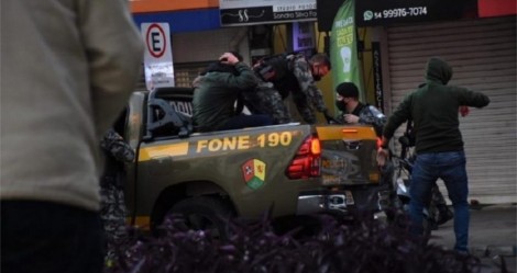 Assaltantes invadem joalheria, Polícia age de forma eficaz, cancela CPFs e é ovacionada pelo povo (veja o vídeo)