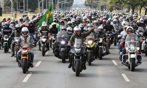 AO VIVO: Motociclistas com Bolsonaro em Brasília em homenagem ao Dia dos Pais (veja o vídeo)