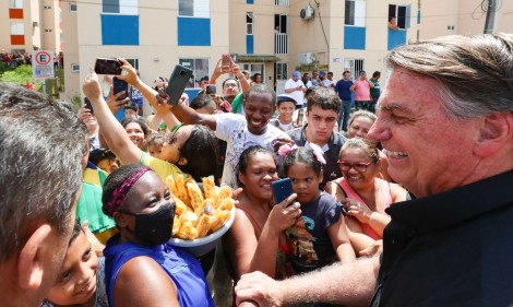 O emocionante agradecimento de pessoas humildes na entrega da casa própria por Bolsonaro (veja o vídeo)