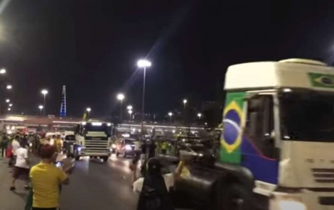 URGENTE: Caminhoneiros invadem a Esplanada (veja o vídeo)