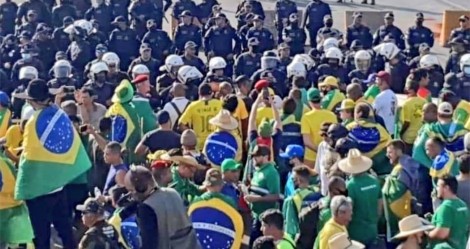 Caminhoneiros e manifestantes permanecem em Brasília e devem conversar com Bolsonaro (veja o vídeo)