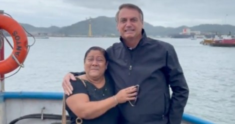 Bolsonaro é recebido com carinho pelo povo no litoral paulista e mulher não segura lágrimas ao encontrá-lo (veja o vídeo)