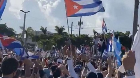 Cubano que rasgou foto de Fidel em manifestações de julho é condenado a 10 anos de prisão