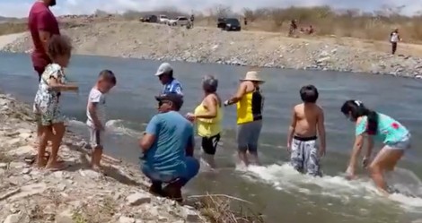 "Velho Chico" chega com força à Paraíba e povo não contém emoção no primeiro contato com as águas (veja o vídeo)