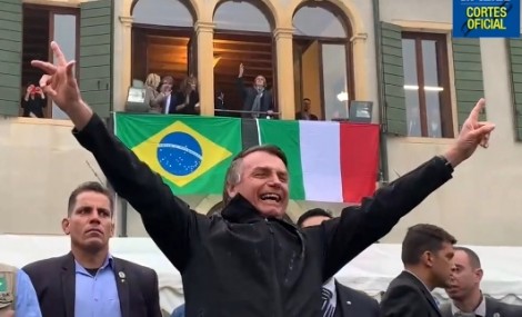 Em Pádua, Bolsonaro quebra o protocolo, grita “viva a Itália” e leva povo ao delírio (veja o vídeo)