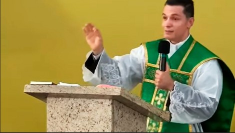 Durante missa, Padre perde a paciência, solta o verbo, desmascara "esquerdopatas" e viraliza (veja o vídeo)