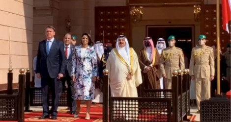 No Bahrein, Bolsonaro é recebido com honras de grande estadista e faz discurso de impacto (veja o vídeo)