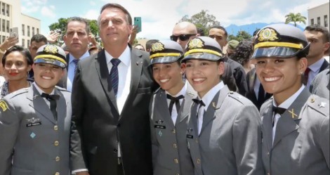 Com presença inédita de mulheres, Bolsonaro entrega espadas a Aspirantes da Academia Militar (veja o vídeo)