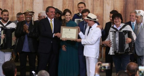 Em comemoração do Dia Nacional do Forró, Bolsonaro ‘ganha’ xote em sua homenagem e entra na dança (veja o vídeo)
