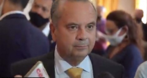 Repórter tenta lacrar para cima de ministro, leva invertida histórica e perde o rumo de casa (veja o vídeo)