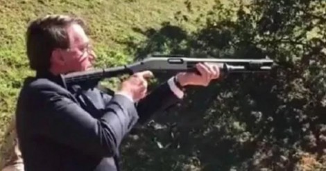 Bolsonaro reacende indústria bélica, vendas de armas explodem e homicídios recuam