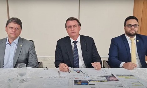 Ao vivo, Bolsonaro faz promessa e prevê R$ 1 bilhão pra locais atingidos por chuvas