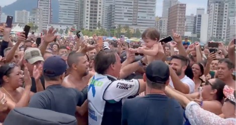 Em cena que impressiona, Bolsonaro é recebido por ‘um mar de gente’ em Praia Grande (veja o vídeo)