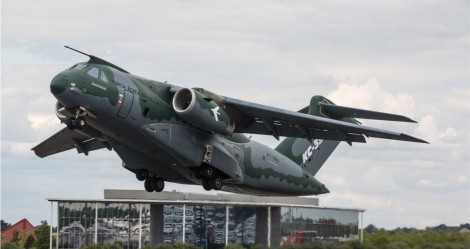 URGENTE: Em missão arriscada, KC-390 decola rumo à Polônia para repatriar brasileiros foragidos da guerra (veja o vídeo)